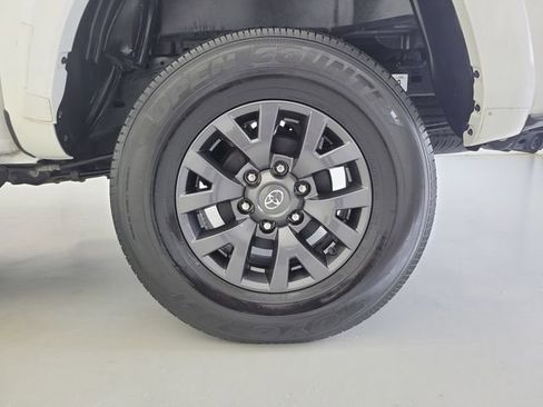 Used 2022 Toyota Tacoma SR5 RWD image 10