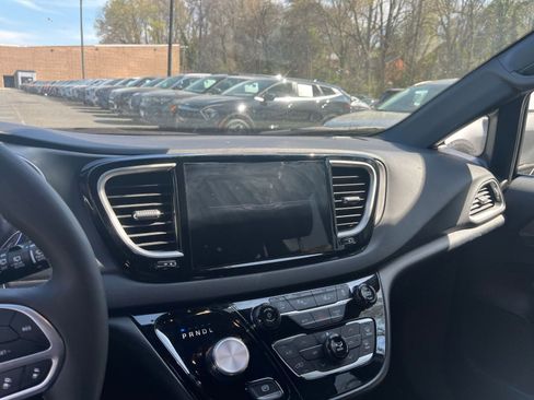 Used 2025 Chrysler Pacifica Select image 17