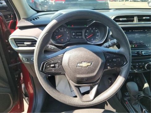 Used 2022 Chevrolet TrailBlazer LT w/ Convenience Package FWD image 5