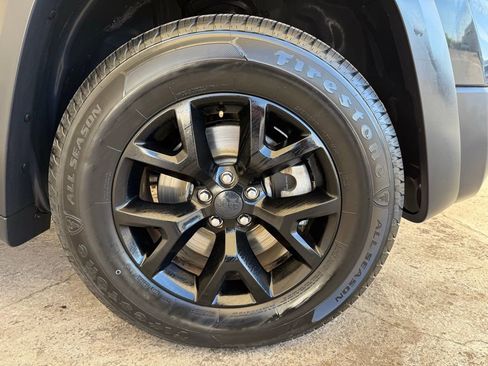 Used 2017 Jeep Cherokee Trailhawk w/ Comfort/Convenience Group AWD/4WD image 11