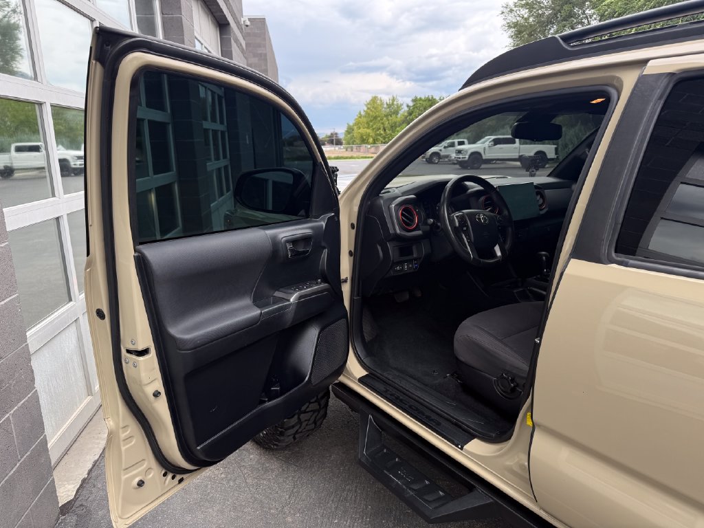 Used 2019 Toyota Tacoma TRD Sport w/ Technology Package AWD/4WD image 19