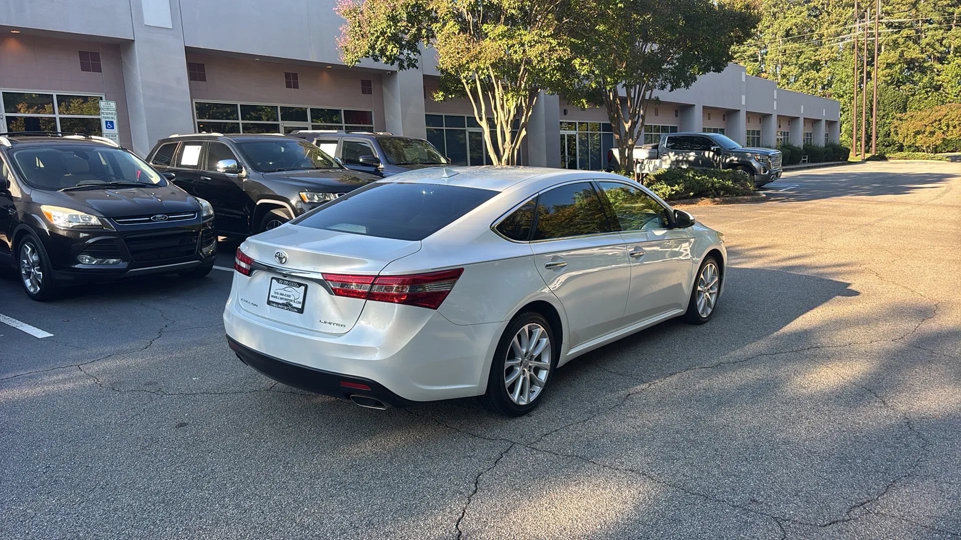 Used 2013 Toyota Avalon Limited w/ Technology Pkg FWD image 5