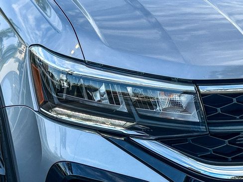 Certified 2023 Volkswagen Taos SE w/ Panoramic Sunroof Package FWD image 4