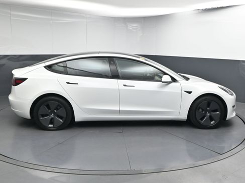 Used 2023 Tesla Model 3 Standard Range image 9