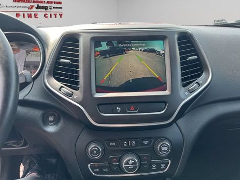 Used 2019 Jeep Cherokee Trailhawk w/ Comfort & Convenience Group AWD/4WD image 22