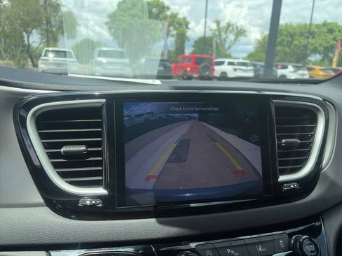 Used 2025 Chrysler Pacifica Select FWD image 37