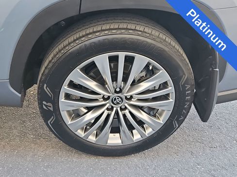Used 2023 Toyota Highlander Platinum FWD image 12