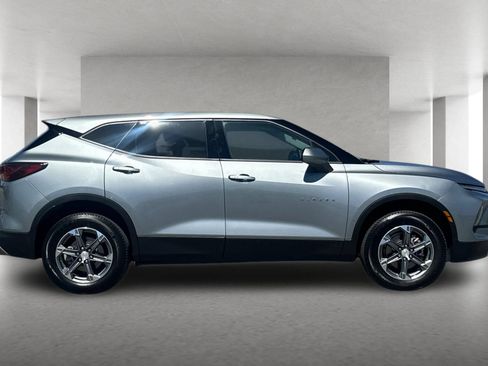 Used 2025 Chevrolet Blazer LT FWD image 3