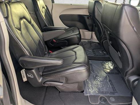 Used 2023 Chrysler Pacifica Touring-L image 20