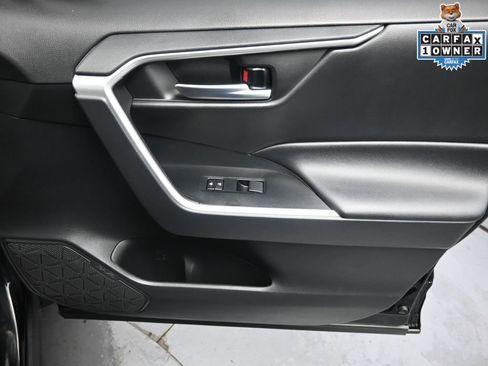 Used 2021 Toyota RAV4 XLE w/ Convenience Package image 28