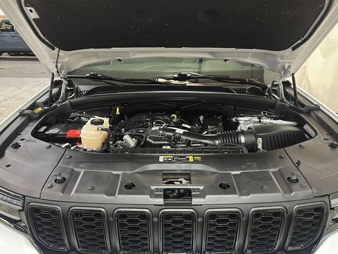 Used 2023 Jeep Grand Cherokee Altitude image 14