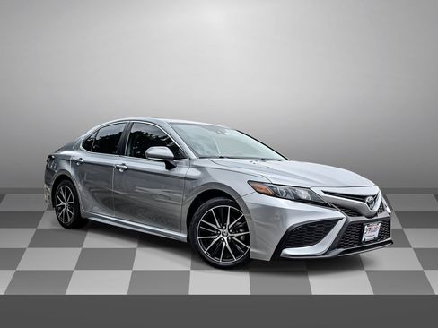 Used 2023 Toyota Camry SE FWD image 2