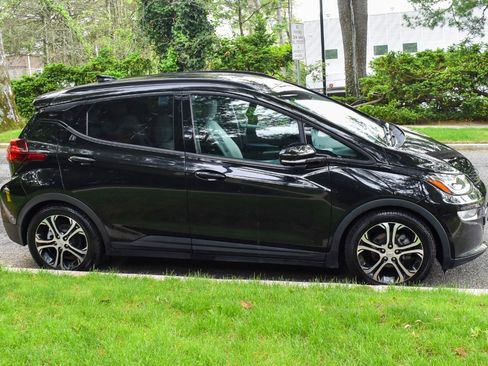 Used 2020 Chevrolet Bolt Premier w/ Infotainment Package FWD image 10