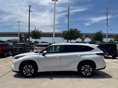 Used 2025 Toyota Highlander XLE FWD image 8