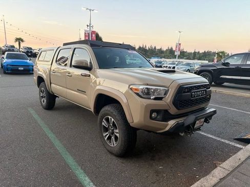 Used 2017 Toyota Tacoma TRD Sport w/ Premium & Technology Package AWD/4WD image 3