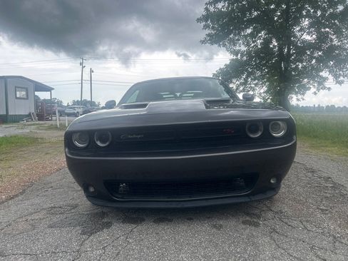 Used 2015 Dodge Challenger SXT RWD image 26