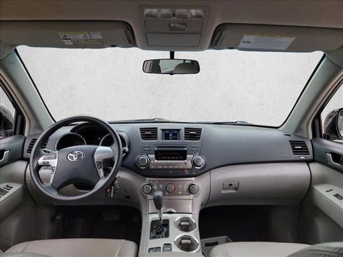 Used 2012 Toyota Highlander 4WD w/ Tech Pkg image 18