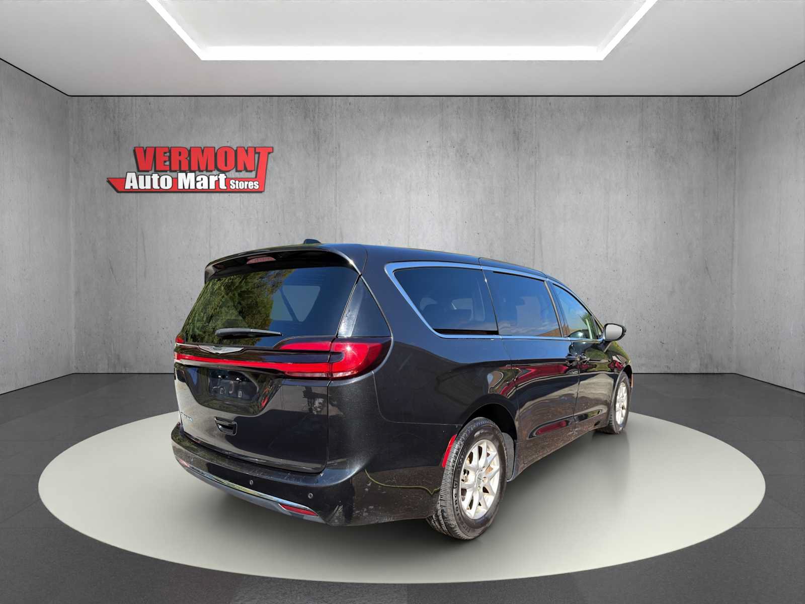 Used 2023 Chrysler Pacifica Touring-L FWD image 8