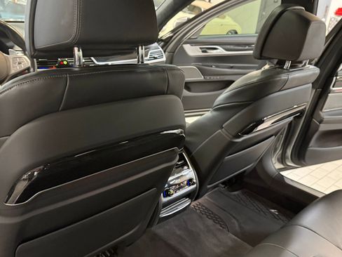Used 2021 BMW 750i xDrive w/ Executive Package image 34