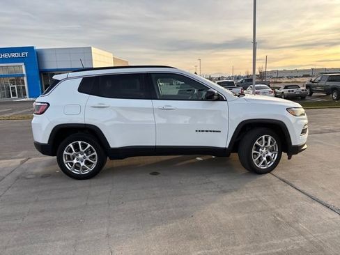 Used 2024 Jeep Compass Latitude AWD/4WD image 2