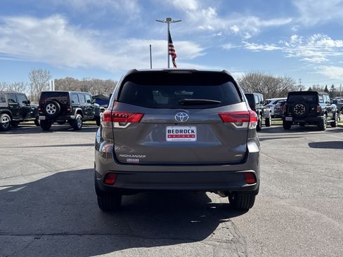 Used 2019 Toyota Highlander LE image 10