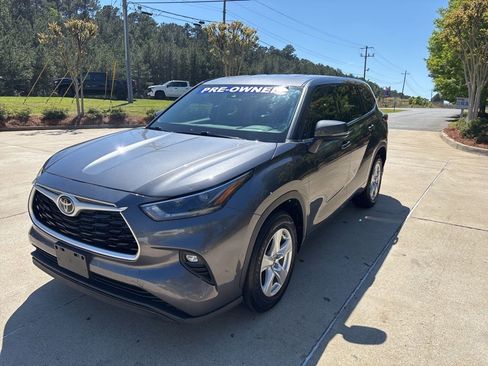 Used 2021 Toyota Highlander LE image 3