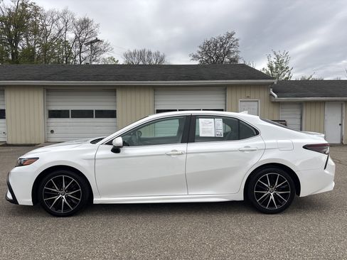 Used 2023 Toyota Camry SE FWD image 8