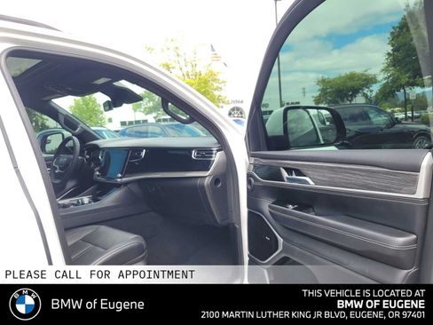 Used 2022 Jeep Wagoneer Series III w/ Premium Group I AWD/4WD image 10