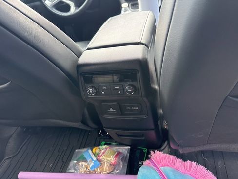 Used 2023 GMC Acadia SLT w/ Technology Package image 6