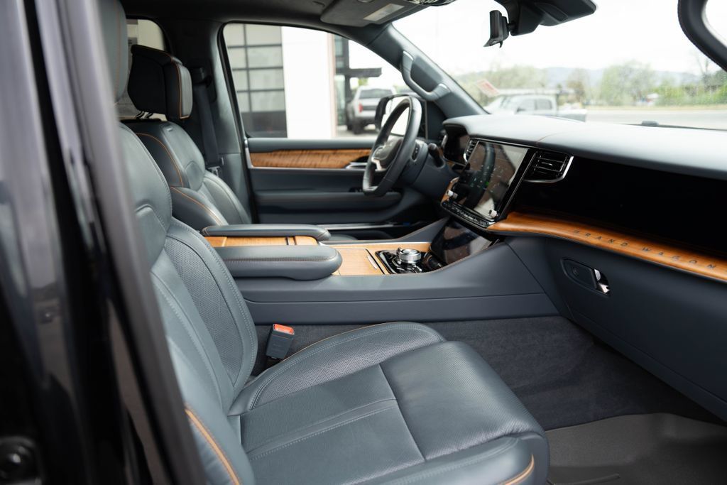 Used 2022 Jeep Grand Wagoneer Series II AWD/4WD image 12