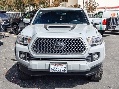 Used 2018 Toyota Tacoma TRD Sport image 2