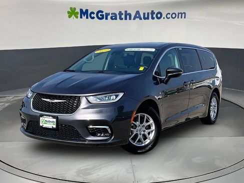 Used 2023 Chrysler Pacifica Touring-L FWD image 3