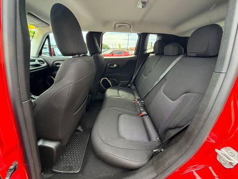 Used 2017 Jeep Renegade Latitude w/ Cold Weather Group FWD image 11
