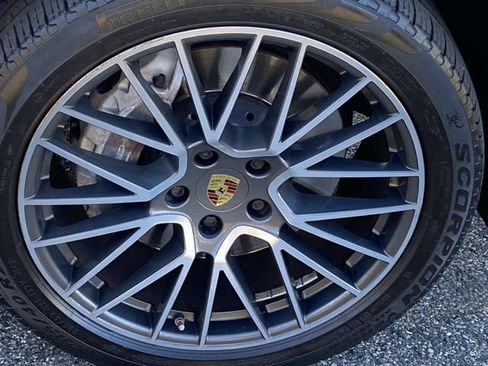 Used 2021 Porsche Cayenne AWD/4WD image 27