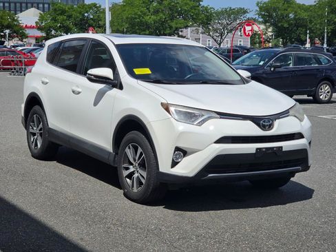 Used 2018 Toyota RAV4 XLE FWD image 3