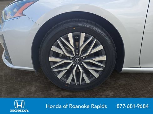 Used 2024 Nissan Altima 2.5 SV FWD image 9