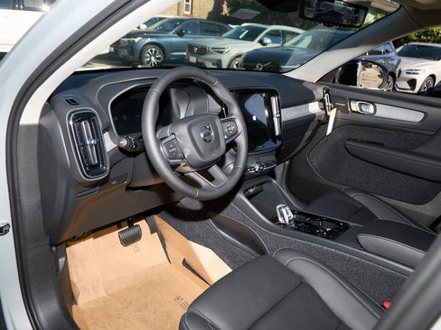 New 2026 Volvo XC40 B5 Ultra w/ Climate Package image 12