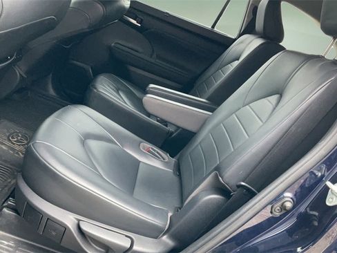 Used 2020 Toyota Highlander XLE image 12