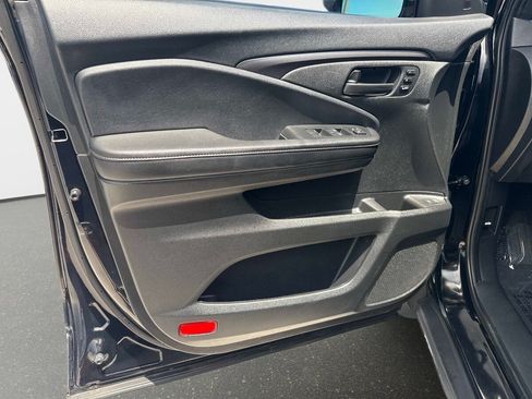Certified 2025 Honda Passport EX-L image 16