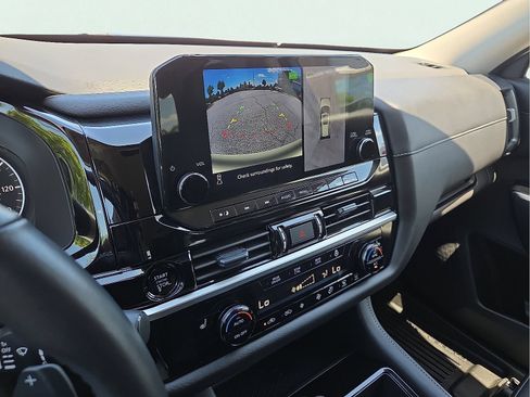 Used 2025 Nissan Pathfinder SL AWD/4WD image 17