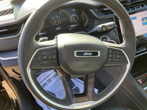 Used 2023 Jeep Grand Cherokee L Limited w/ Black Appearance Package image 15