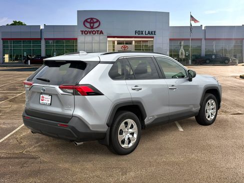 Used 2024 Toyota RAV4 LE AWD/4WD image 5