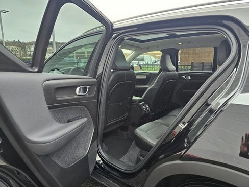 Used 2025 Volvo XC40 B5 Plus image 14