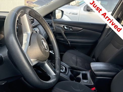 Used 2019 Nissan Rogue SV w/ Premium Package image 16