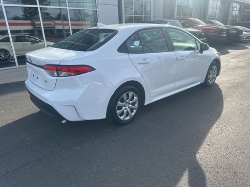 Used 2025 Toyota Corolla LE FWD image 3