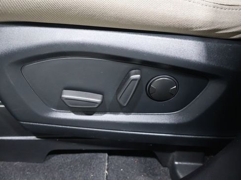 Used 2022 Ford Explorer XLT image 11