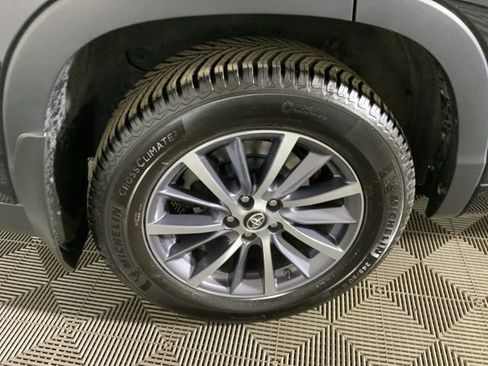 Used 2017 Toyota Highlander XLE image 12