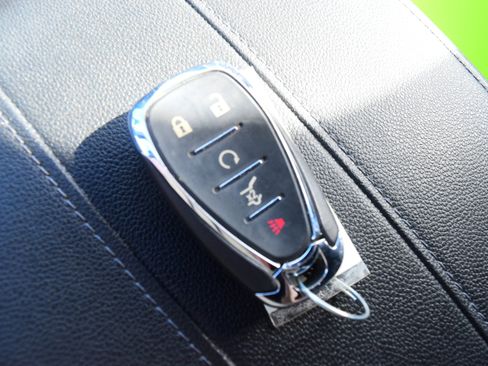 Used 2023 Chevrolet Traverse LT w/ Rear Camera Mirror Package image 33