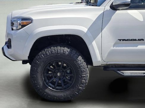 Used 2022 Toyota Tacoma TRD Sport AWD/4WD image 9