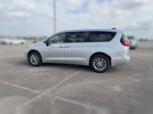 New 2026 Chrysler Pacifica Limited image 7
